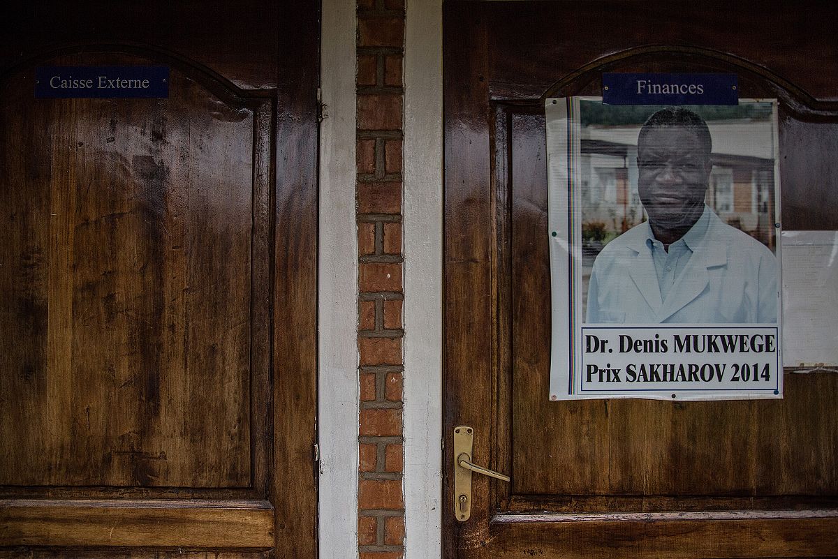 Imagen de la puerta de las oficinas del hospital de Panzi, con una imagen del doctor Mukwege, en una noticia referente al premio Sakharov 2014.