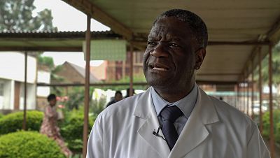 Imagen de la puerta de las oficinas del hospital de Panzi, con una imagen del doctor Mukwege, en una noticia referente al premio Sakharov 2014.