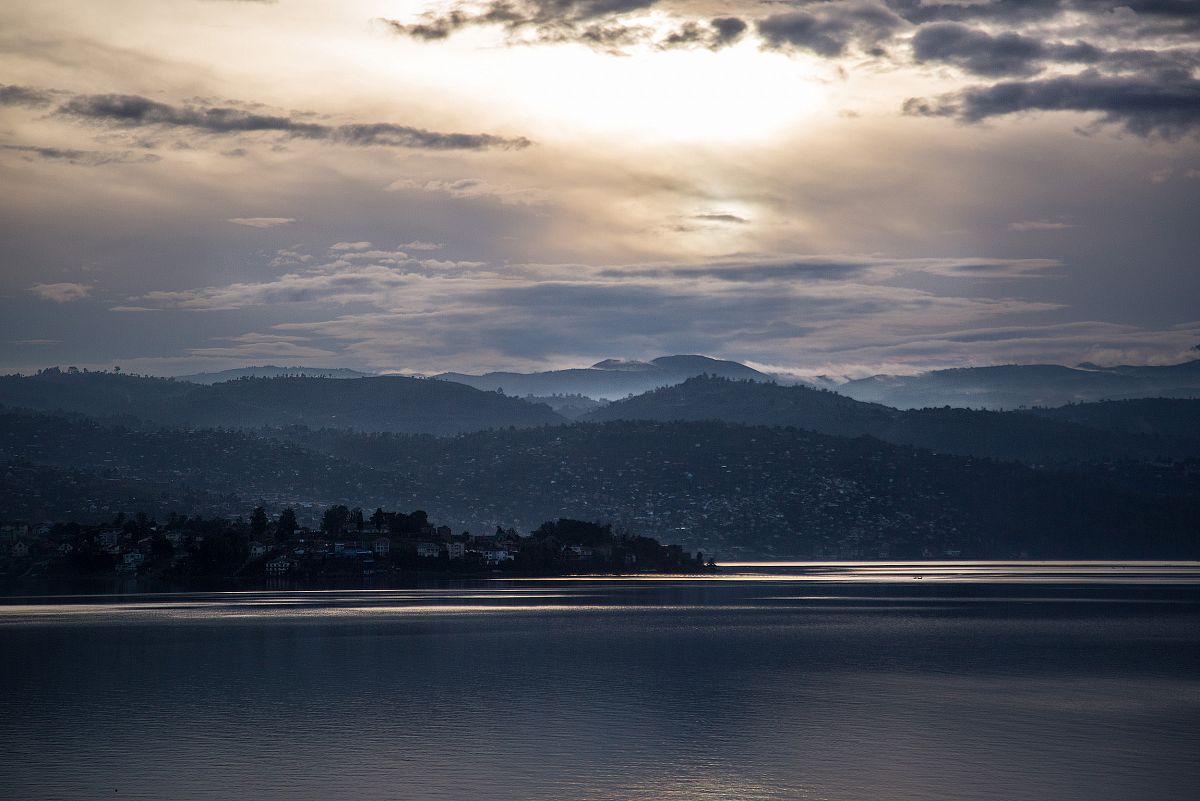 Atarceder en Bukavu, desde el lago Kivu.