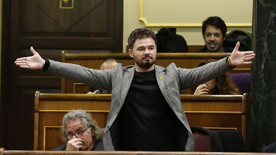 El portavoz de ERC Gabriel Rufián levanta los brazos puesto de pie antes de ser expulsado del Congreso
