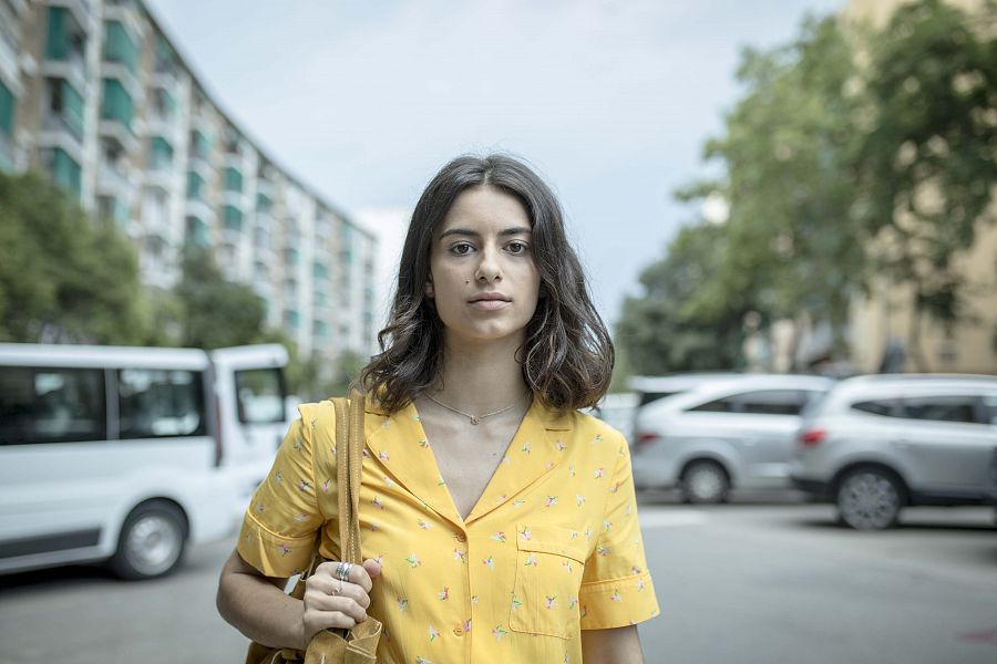 Andrea (Begoña Vargas) es una adolescente de la zona alta que llega a un barrio humilde de Barcelona