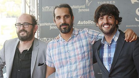 Borja Cobeaga (izq.) y Diego San José (derecha), junto al director Javier Ruiz Caldera.