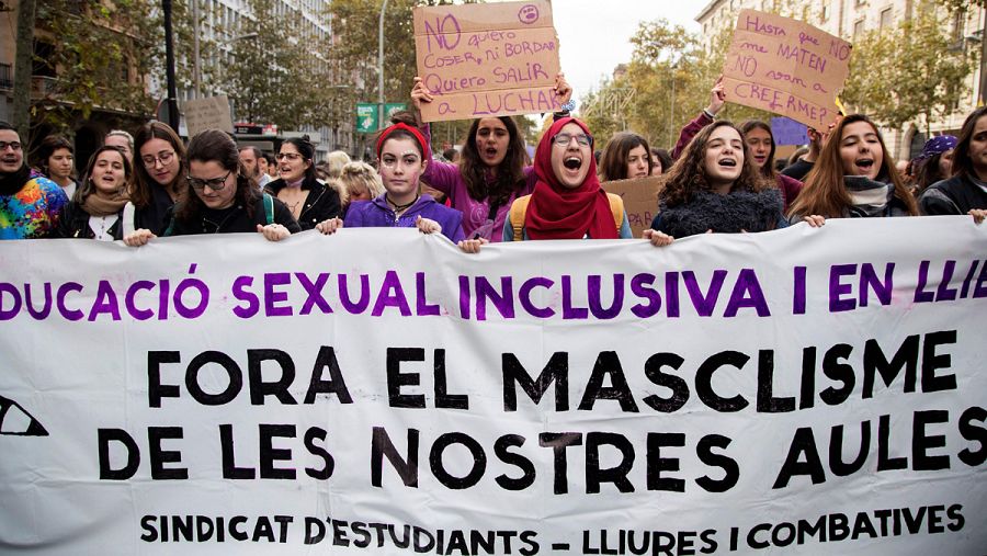 Manifestación en Barcelona con motivo del Día Internacional para la Eliminación de la Violencia contra las Mujeres