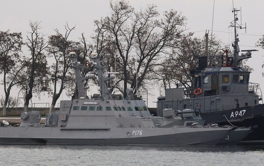 Barcos ucranianos apresados por Rusia y retenidos en el puerto de Kerch, en Crimea. REUTERS/Pavel Rebrov