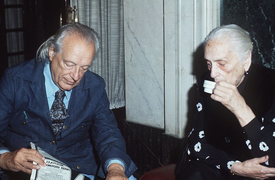 El poeta Rafael Alberti y la presidenta del Partido Comunista de España, Dolores Ibárruri, 'la Pasionaria, conversan en las Cortes en una imagen de 1977