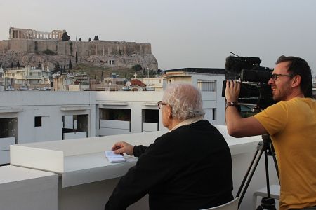 Javier Reverte en el rodaje del documental en Atenas
