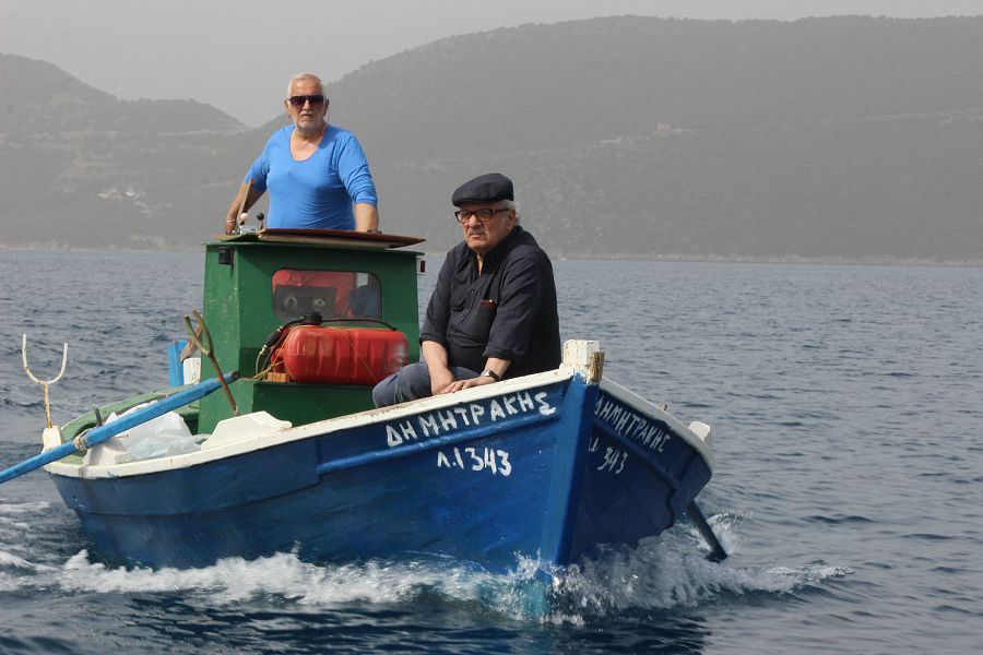 Javier Reverte en el viaje en barca hacia Ítaca