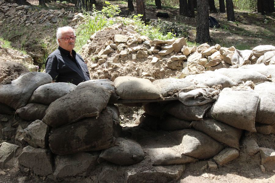 Javier Reverta visita las trincheras de la sierra de Guadarrama