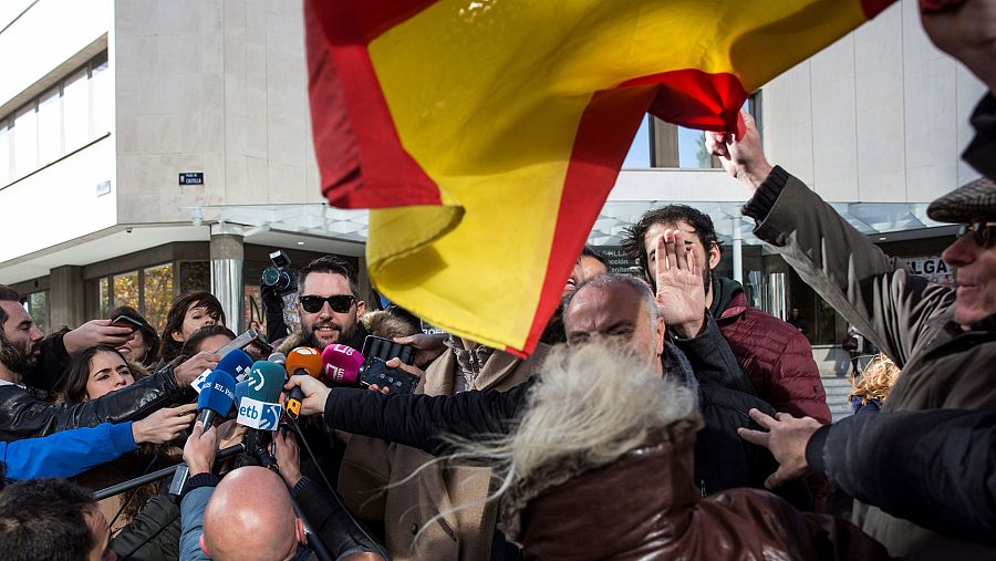 Un grupo de personas increpa a Dani Mateo a la salida de los juzgados