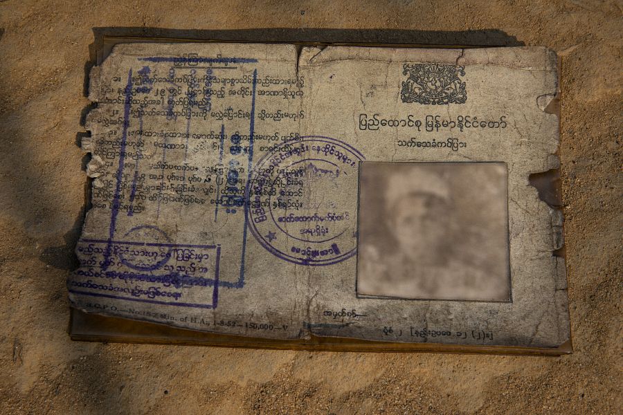 Un viejo documento de identidad de Birmania; hace décadas que los rohinyás no reciben este tipo de identificación