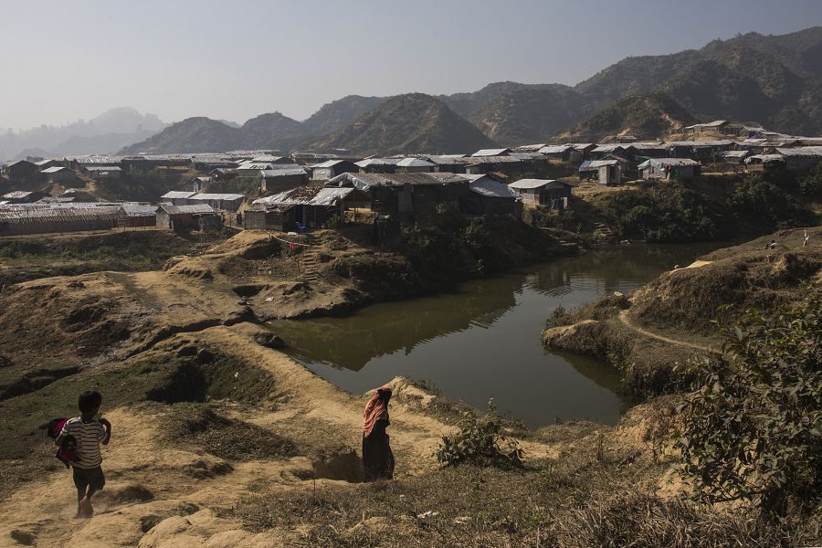 Panorámica de la expansión de asentamientos cerca del campo de refugiados de Nayapara, en el sur de la península de Cox's Bazar
