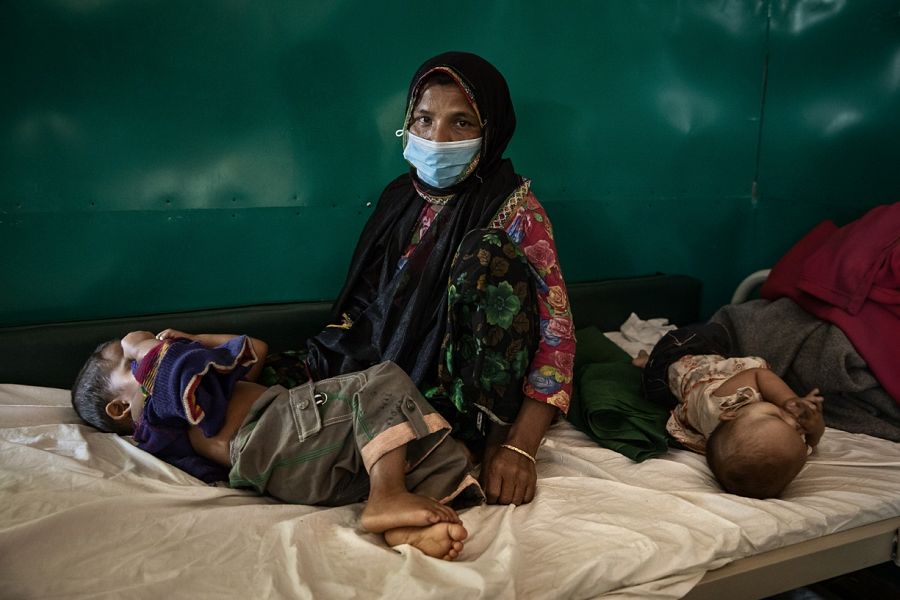 Chalima junto a dos de sus hijos en el centro de tratamiento de la difteria de MSF en Moynarghona
