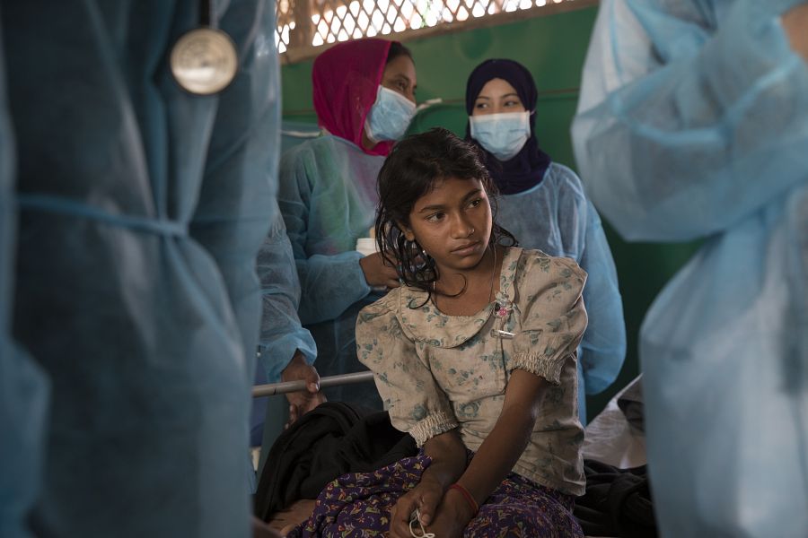 Kausara, 13 años, fue atendida en el centro de tratamiento de difteria de MSF en Moynarghona