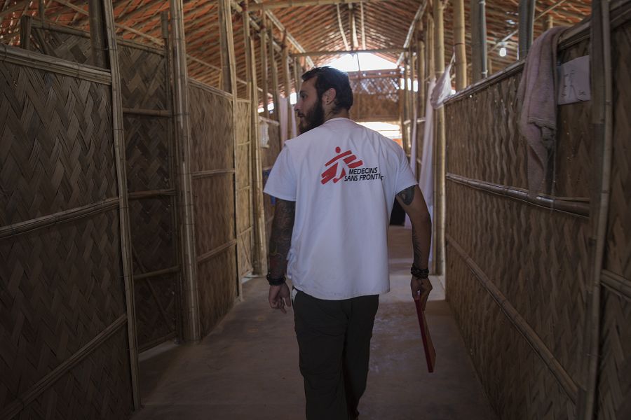 Jonathan Suárez, doctor de Médicos Sin Fronteras, recorre el pasillo de la clínica