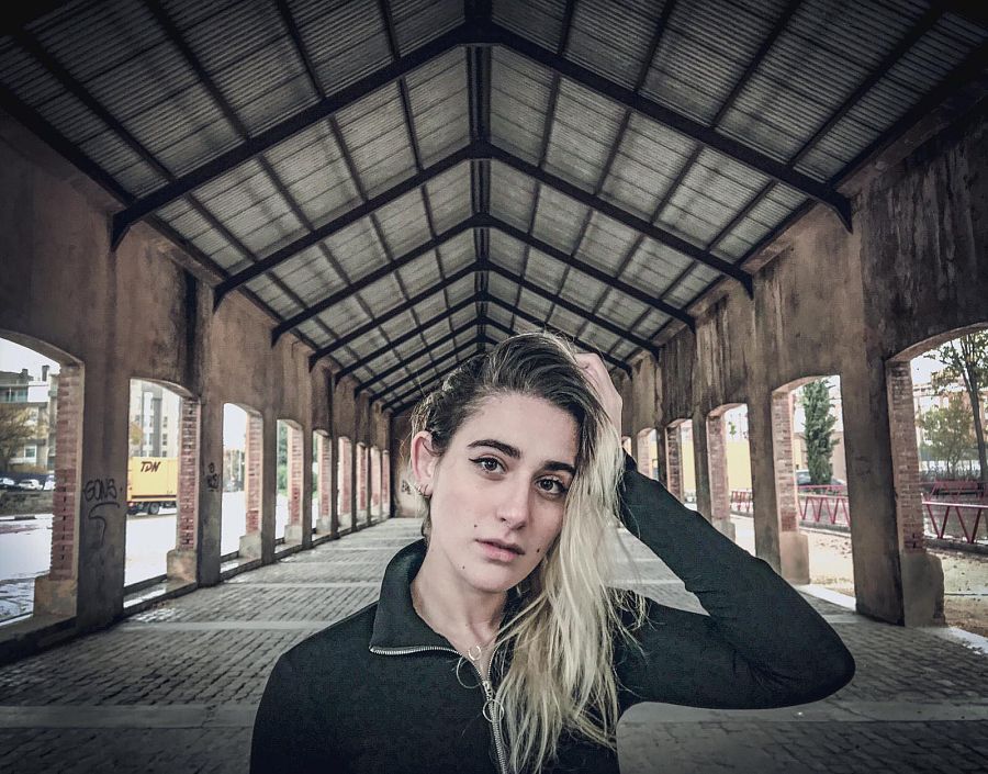 Anna Linares, conocida por su trabajo artístico de composición fotográfica