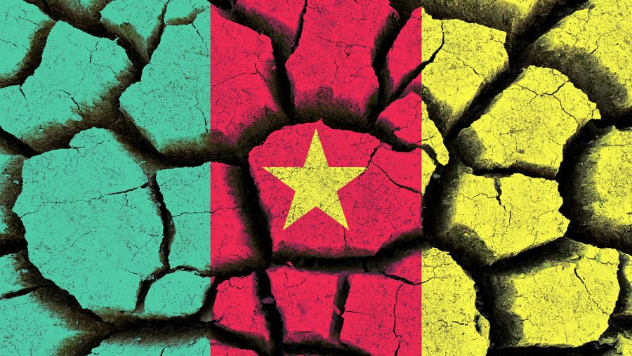 Bandera de Camerún agrietada como tierra seca