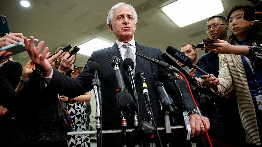 El senador republicano Bob Corker, portavoz de los republicanos en la cámara, habla tras la sesión a puerta cerrada sobre las relaciones con Arabia Saudí. REUTERS/Joshua Roberts