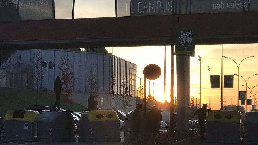 Estudiantes cortan una calle en el campus de la Universidad Autónoma de Barcelona. Foto: @epicjoan1, con autorización.