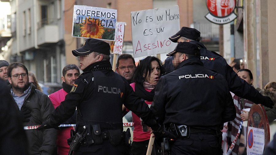 La policía contiene a las personas que reclaban justicia para Leticia Rosino, asesinada el pasado mes de mayo