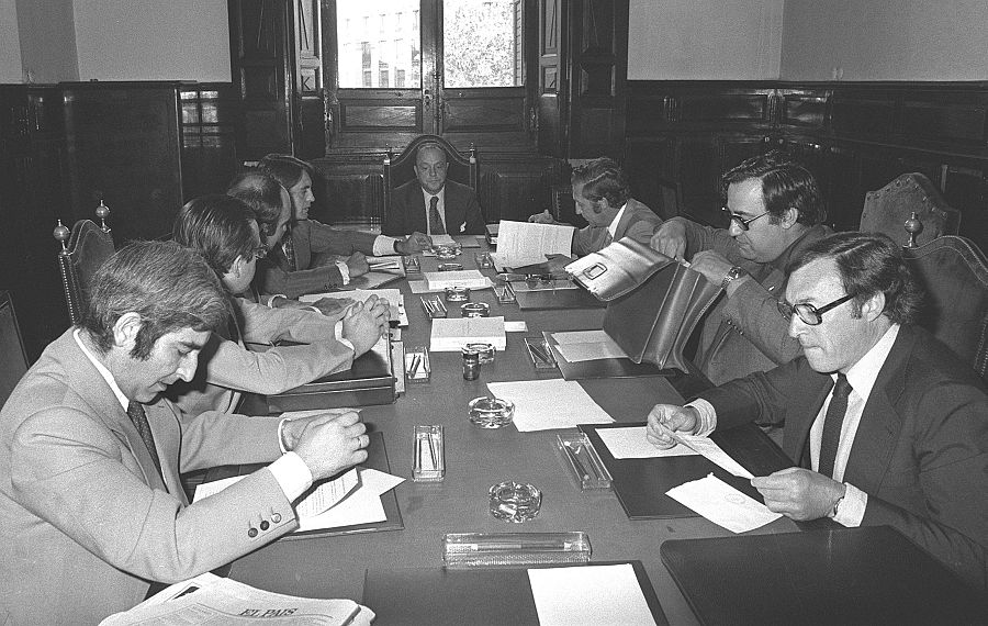 Los miembros de la Comisión Constitucional, presidida por Manuel Fraga, en una de sus reuniones en 1978.