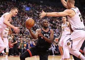 Ibaka, rodeado de jugadores de los Nuggets