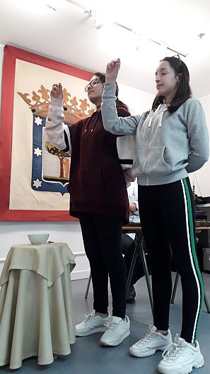 Dos niñas cantan en un ensayo