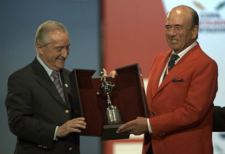 l presidente del Banco Santander, Emilio Botín (d), recibe por parte del vicepresidente de la Confederación Sudamericana de Fútbol (CONMEBOL), Eugenio Figueredo, una réplica del trofeo de la Copa Libertadores, en el actoen 2007.