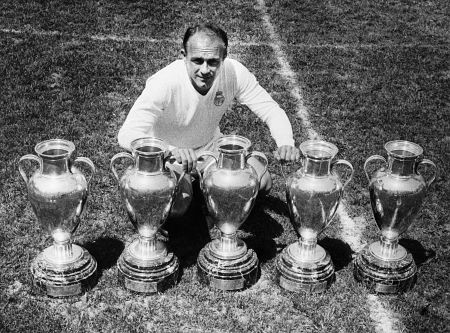 Di Stefano posa con sus cinco copas de Europa