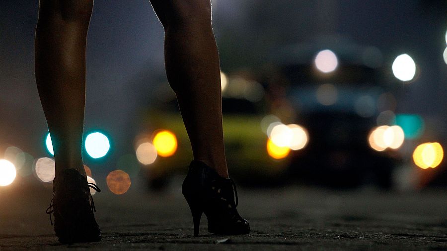 Una mujer ejerce la prostitución en la calle