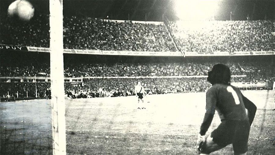 Única instantánea del gol de Suñé sobre la portería de Fillol durante la final River-Boca del Nacional de 1976.