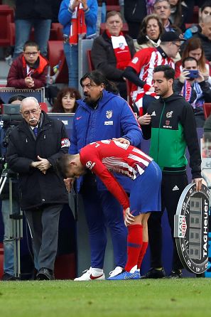 Lucas Hernández se duele de la rodilla ante el Alavés