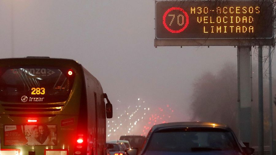 Complicaciones por la niebla el primer día de escenario 2 del protocolo anticontaminación de Madrid