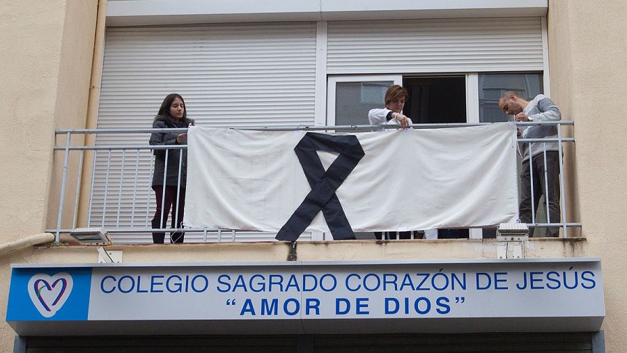 Un lazo negro en la fachada del colegio Sagrado Corazón de Jesús de Zamora, en el que estudió Laura Luelmo