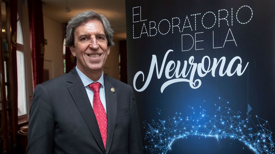 Miguel Ángel Sánchez Chillón, presidente del Colegio de Médicos de Madrid, muestra el 