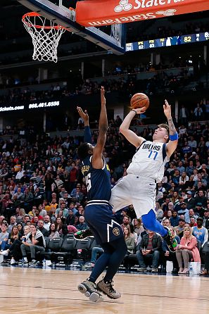 Doncic lanza ante la defensa de Beasley (i)