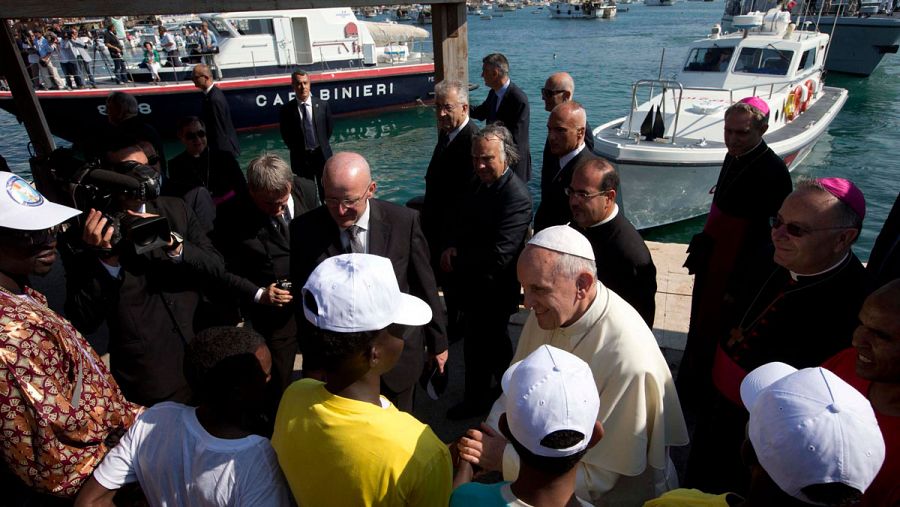 El papa Francisco (c) conversa con un grupo de inmigrantes durante su visita a la isla de Lampedusa, Italia, el 8 de julio de 2013