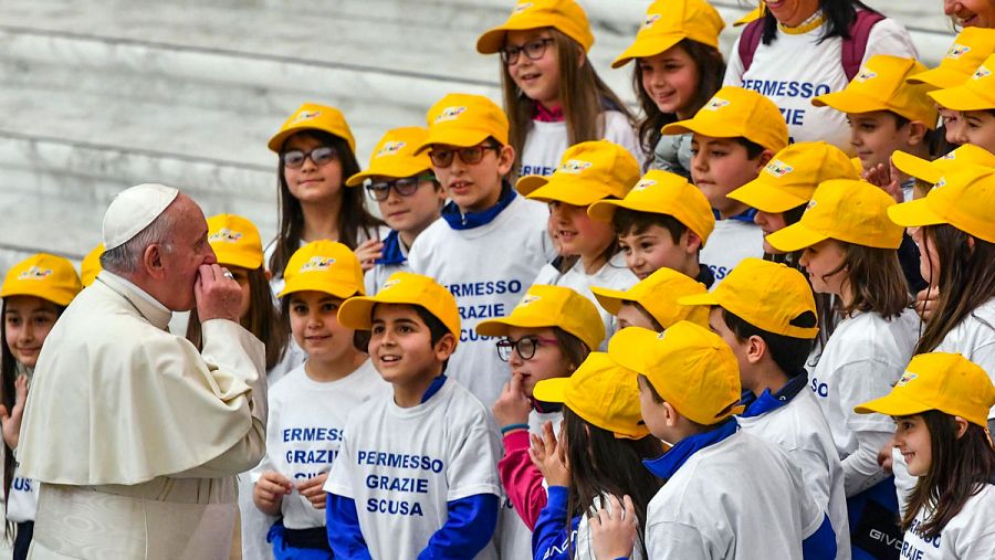 El papa Francisco habla con un grupo de niños durante su audiencia general de los miércoles en el Aula Pablo VI del Vaticano