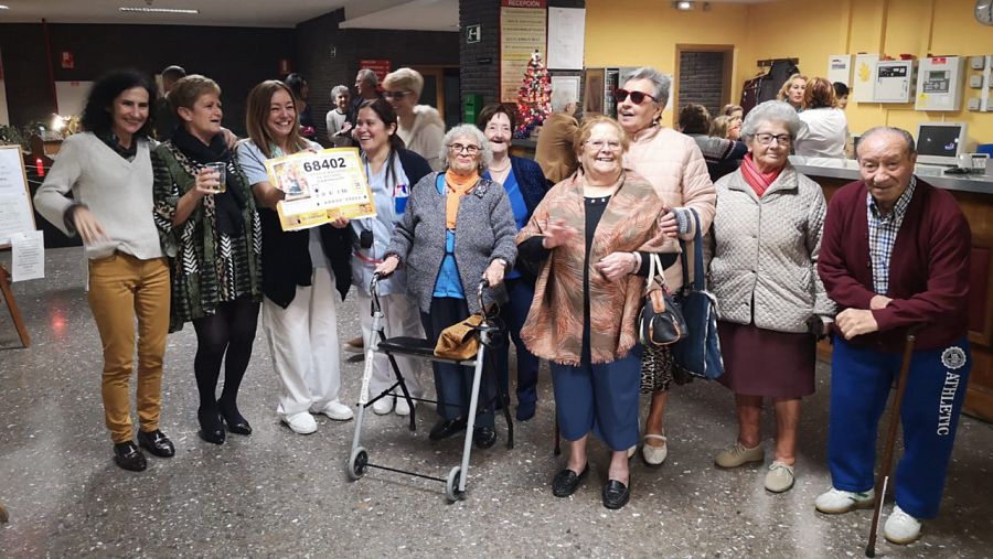 Los mayores de la residencia de Villaviciosa de Odón posan con el quinto premio 68.402