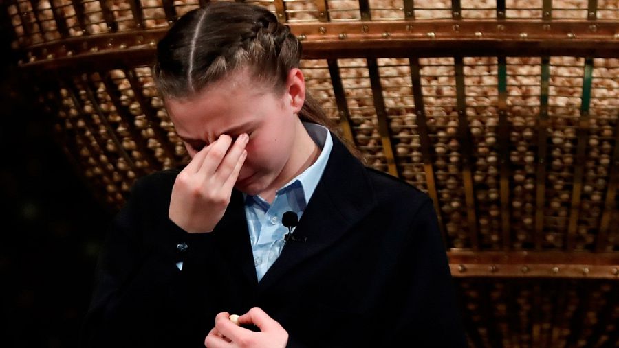 Aroa Patricia Vaquero no puede contener las lágrimas durante el sorteo de Lotería de Navidad