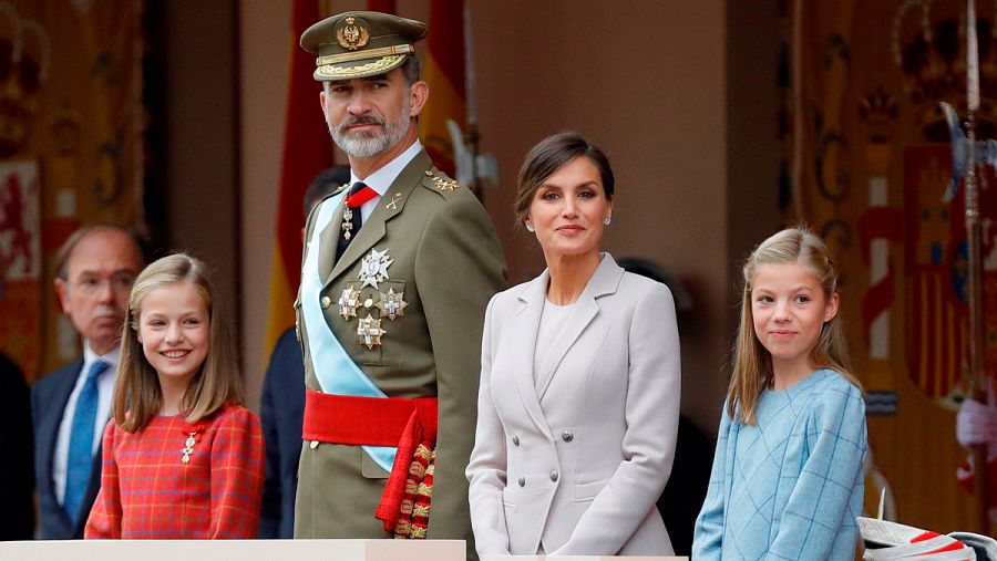 La princesa Leonor se sitúa por primera vez a la derecha del rey como heredera en el Desfile de las Fuerzas Armadas