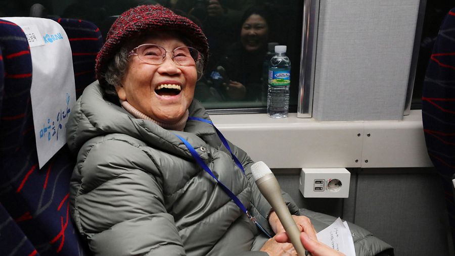 Kim Geum-ok fue separada de su familia por la guerra de Corea (1950-53) y ha participado en la delegación surcoreana que ha participado en el acto simbólico de reconexión ferroviaria entre las dos Coreas. EFE/EPA/YONHAP