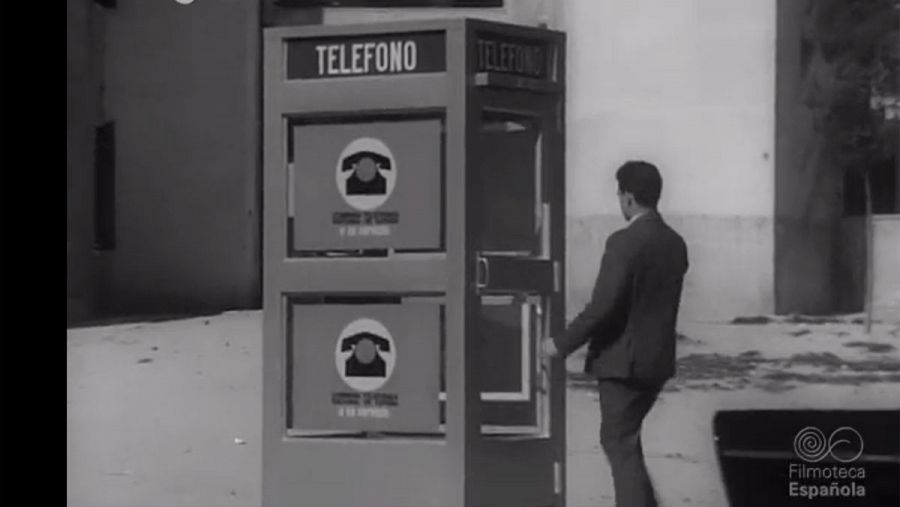 Una de las primeras cabinas telefónicas instaladas en Madrid, en 1966