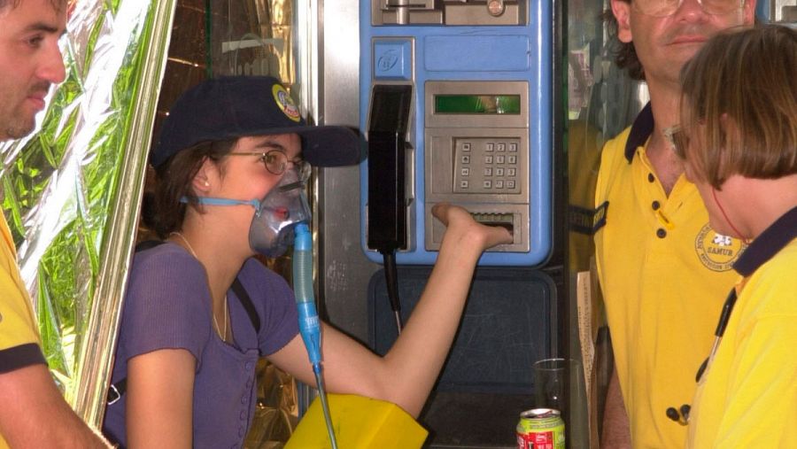 La mano de una joven quedó atrapada en el cajetín de las monedas de una cabina telefónica en Madrid en 2001