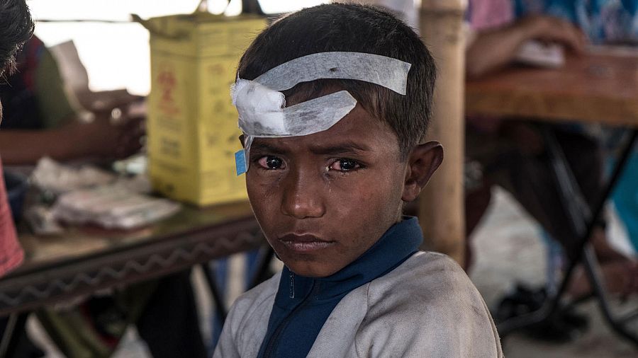 Un niño rohingya de seis años a su llegada al centro de registro de refugiados de Bangladesh