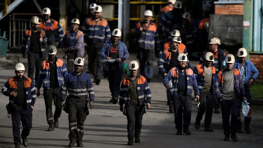 Unos mineros acaban su turno