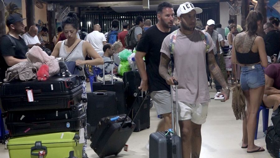 Turistas caminan por el aeropuerto de la isla Koh Samui en Tailandia mientras esperan para ser evacuados este viernes.