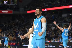 El alero argentino de Estudiantes Alessandro Gentile celebra la victoria ante el Real Madrid