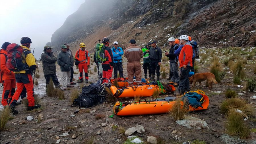 Un equipo de rescate de 25 personas trasladó a pie los cadáveres de los montañeros españoles desaparecidos en Perú