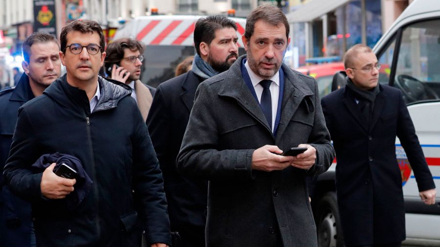  El ministro del Interior francés, Christophe Castaner, llega visita el lugar de la explosión de una panadería en París.