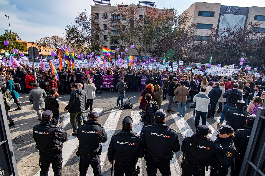 La movilización feminista ante el Parlamento andaluz congregó a cientos de personas